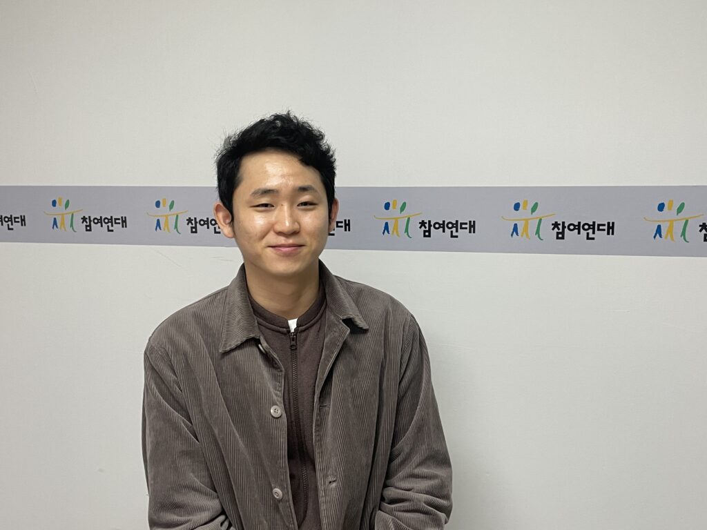 돌봄커뮤니티n인분 대표 조기현 작가가 카메라를 바라보고 있다.
