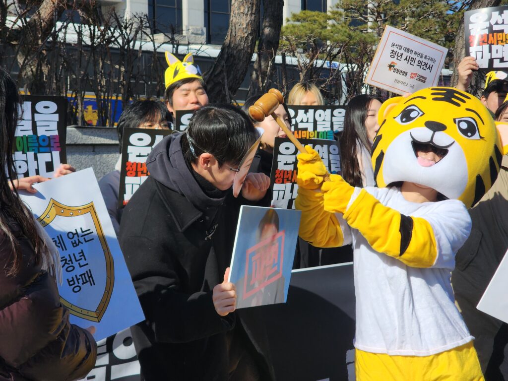 △ 2025. 2. 19. 윤석열에게 파면 결정을 내리는 청년 시민들의 모습 (출처 : 윤석열 물어가는 범청년행동)