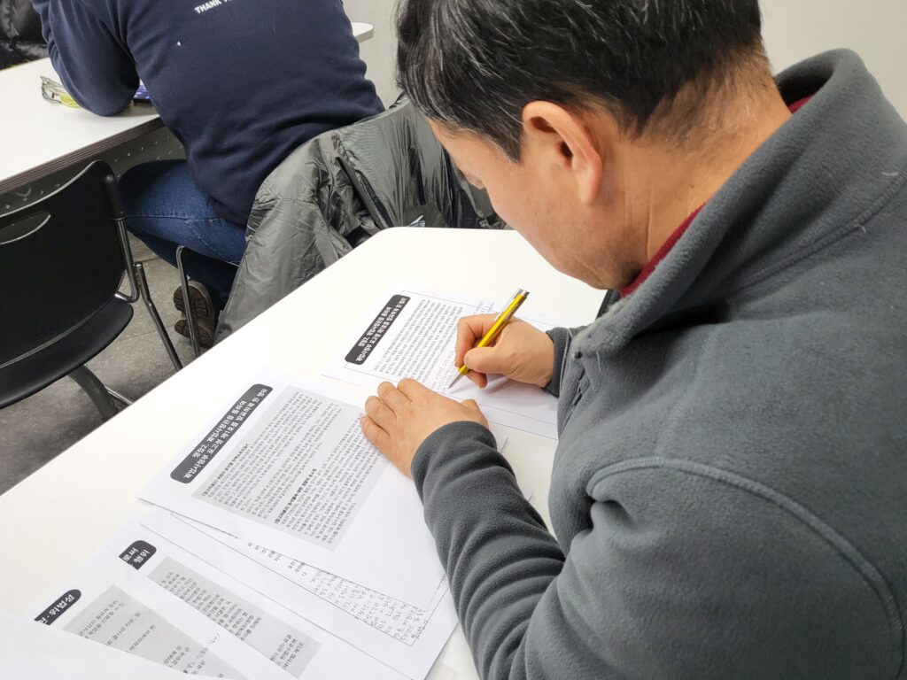 탄핵결정문 내용을 적고 있는 참가자의 모습