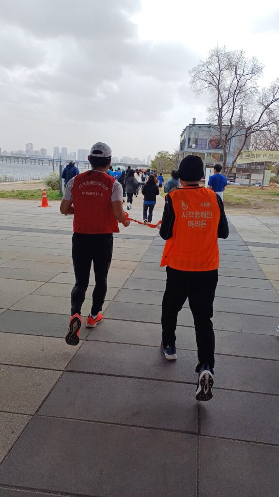 20250413. 참여연대마라톤모임, 행복한가게마라톤 참가_시각장애인러너와 가이드러너