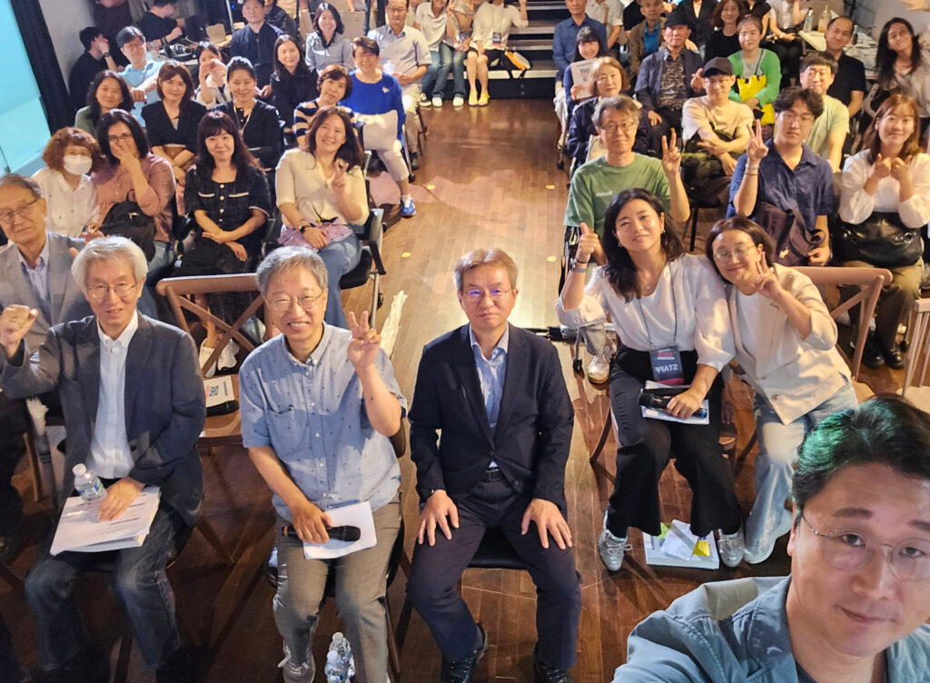 2025.8.13.(수) 19시, 뉴스타파함께센터 리영희홀, 참여연대X뉴스타파 공동기획 검찰⁺보고서 북콘서트 현장 단체사진 <사진=참여연대>