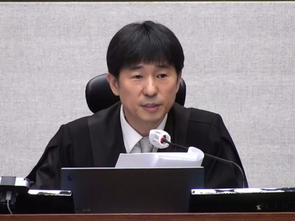 재판중단을 선언한 지귀연 부장판사. 서울중앙지방법원 공판 중계 유튜브 캡처