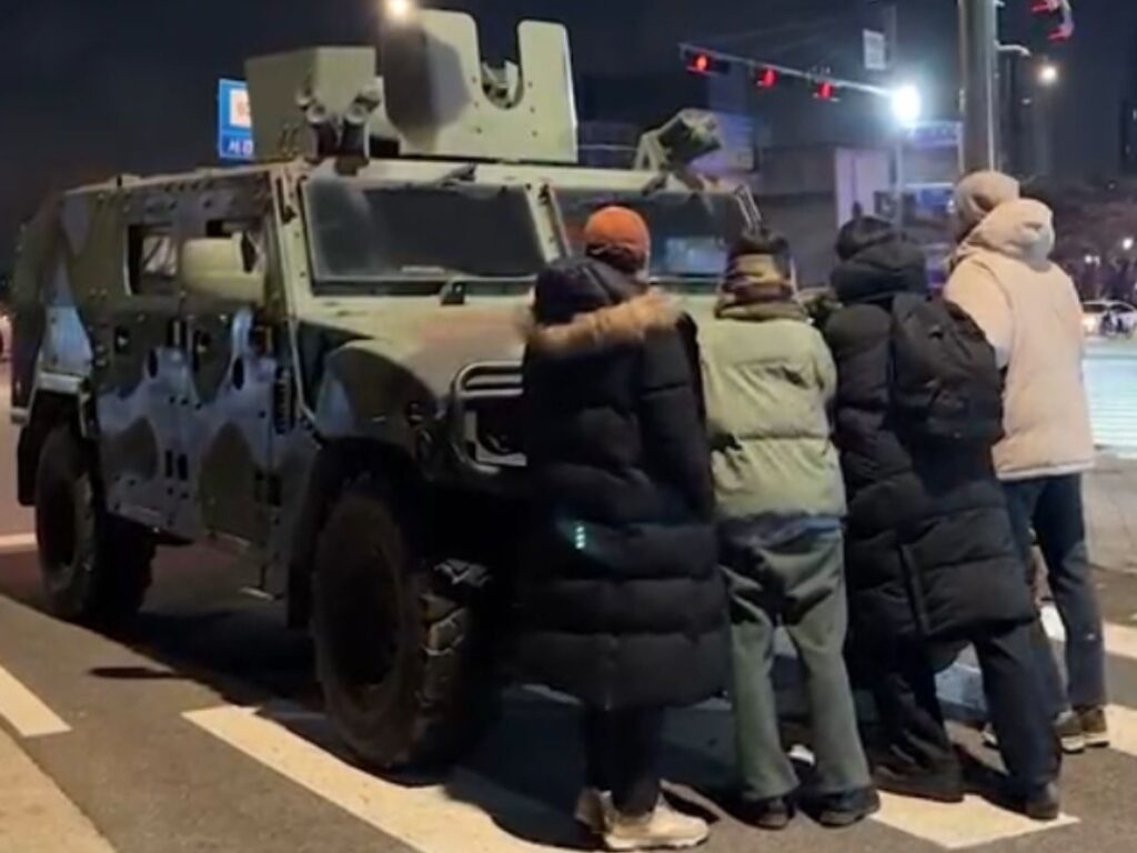 국회로 진입하는 군용차를 가로막는 시민들. 2024. 12. 3. 사진 제공 워싱턴포스트