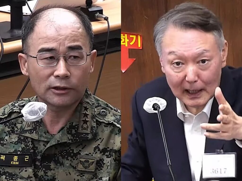 법정에 출석한 곽종근(좌)과 윤석열(우),. 2025..10.30. 서울중앙지방법원 공판 중계 유튜브 캡처