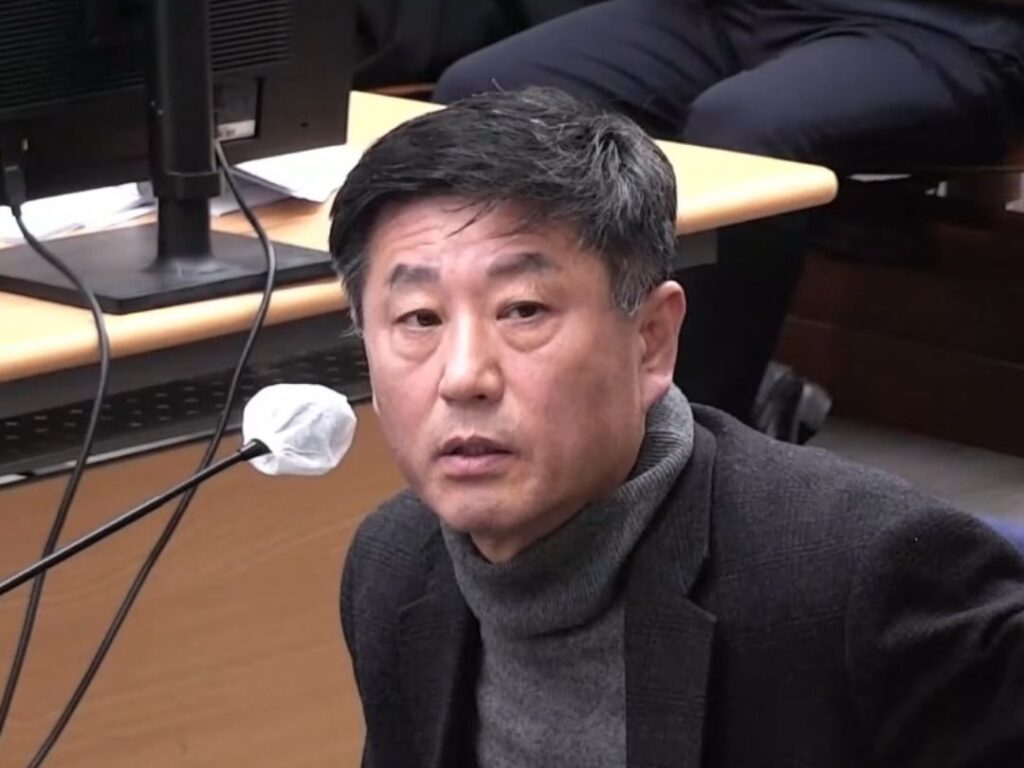 윤석열 공판에 증인 출석한 노상원. 2025. 12. 8.서울중앙지방법원 공판 중계 유튜브 캡처