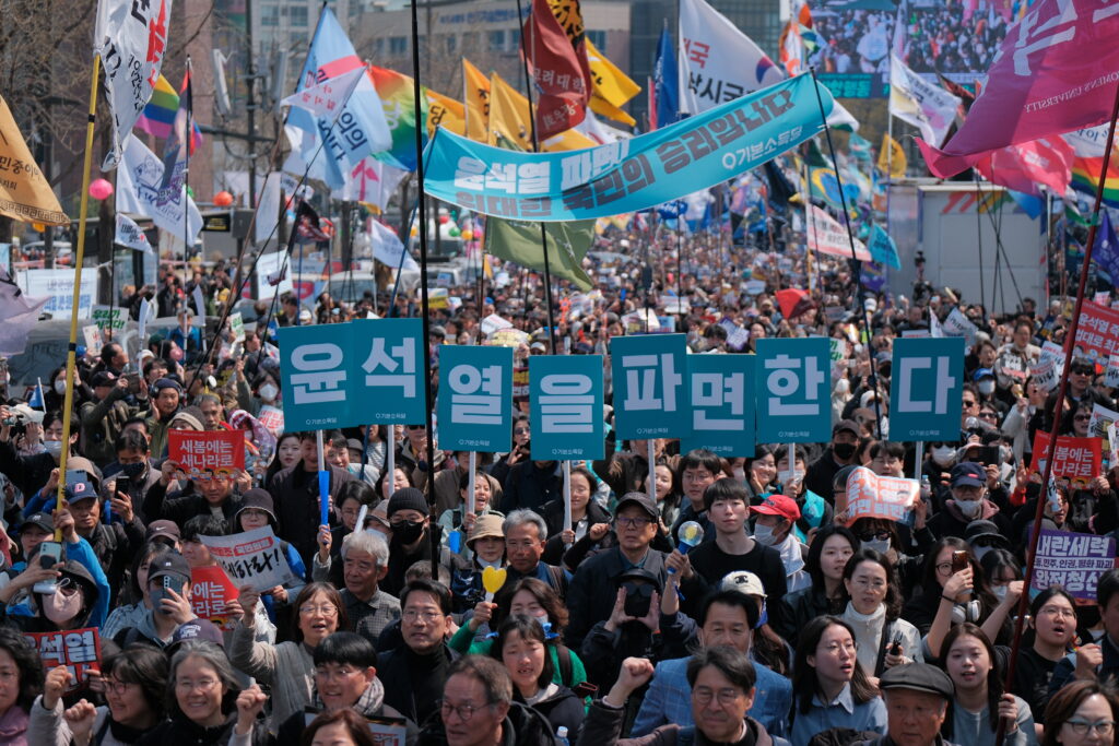2025.04.04.(금) 윤석열 탄핵 선고일 결의대회 현장 모습. 헌법재판소에서 8:0 만장일치 대통령 윤석열 파면선고가 나온 이후 참여자들이 행진하고 있다.