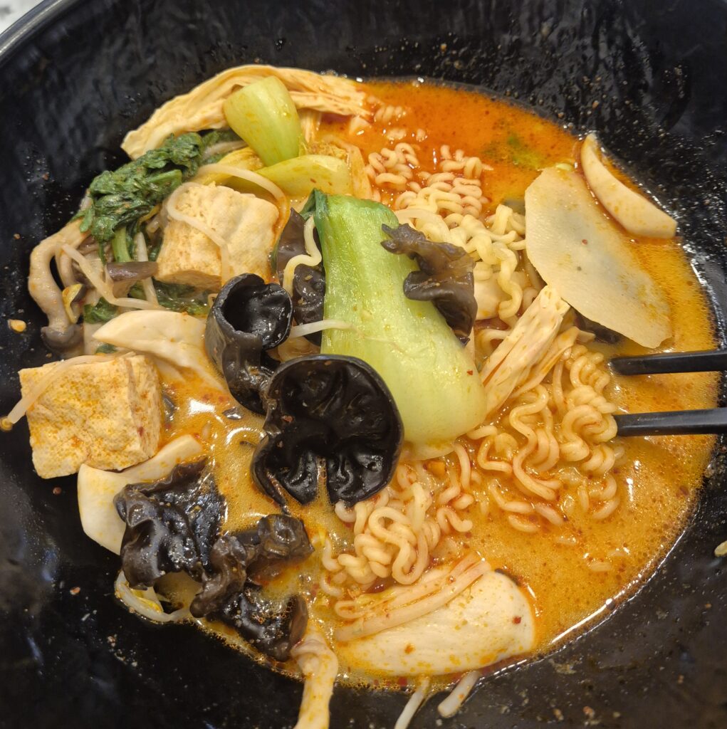 마라탕 그릇. 라면사리, 감자, 청경채, 목이버섯 등 재료가 보인다.