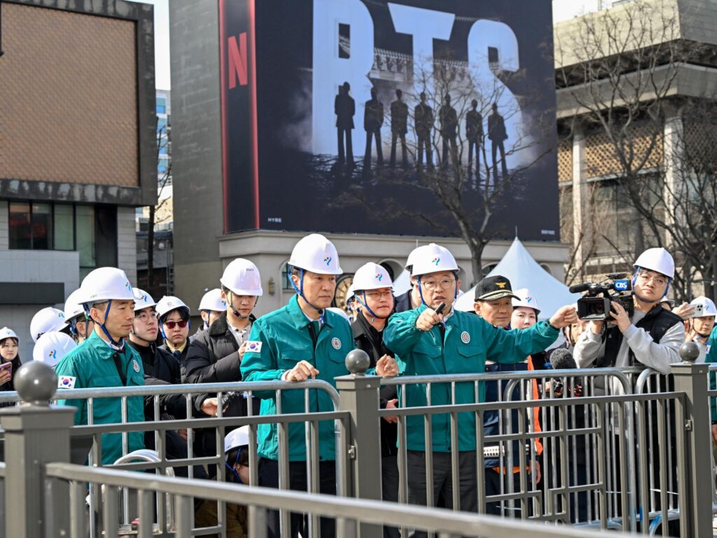 오세훈 서울시장과 서울시 관계자, 취재진들이 광화문 광장에 현장 점검을 나온 모습.